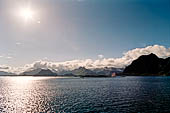 Le isole Lofoten Norvegia. L'Hurtigruten  Midnatsol si avvicina velocemente a Svolvaer  (Austvagoya).